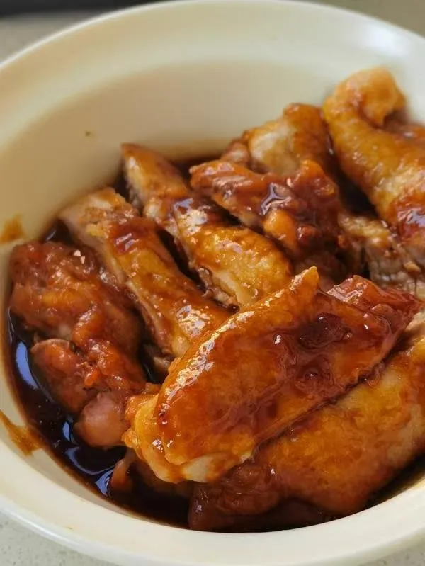 小朋友爱吃的【照烧鸡腿】 用料 · 鸡腿（3只） · 葱姜蒜（适量） · 蜂蜜（1勺） · 生抽（3勺） · 老抽（1勺） · 蚝油（1勺） · 开水（4勺）
